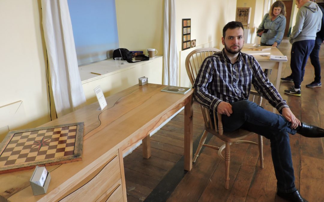 Flamed desk